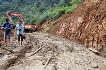 Cận cảnh những tuyến đường vẫn đang "tan nát" trước khi bão số 9 đổ bộ