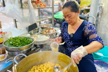 Bánh canh lề đường 350.000 đồng/tô, chủ quán khẳng định "bán bằng tự trọng"