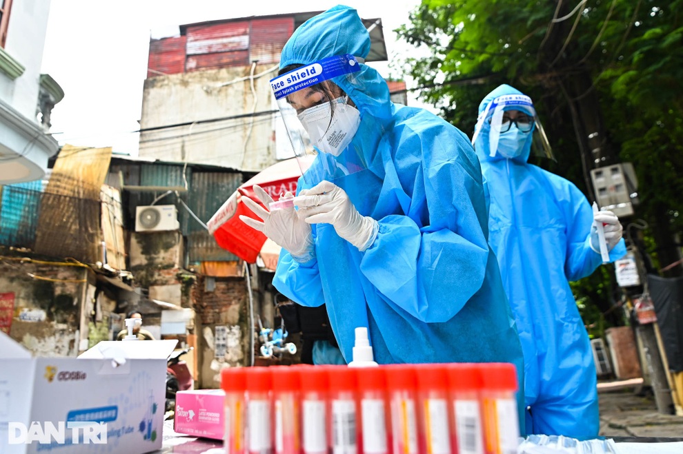 Hà Nội: Chiến dịch sàng lọc diện rộng giúp phát hiện 29 F0 trong cộng đồng - 1 Hà Nội: Chiến dịch sàng lọc diện rộng giúp phát hiện 29 F0 trong cộng đồng - 1
