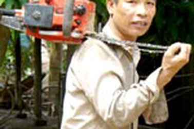 Một mình cứu 11 người trong đống đổ nát