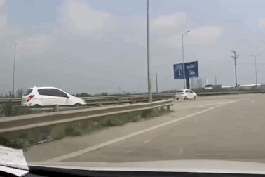 Hấp tấp đón người, xe con suýt "vả" đầu xe khác ở tốc độ cao