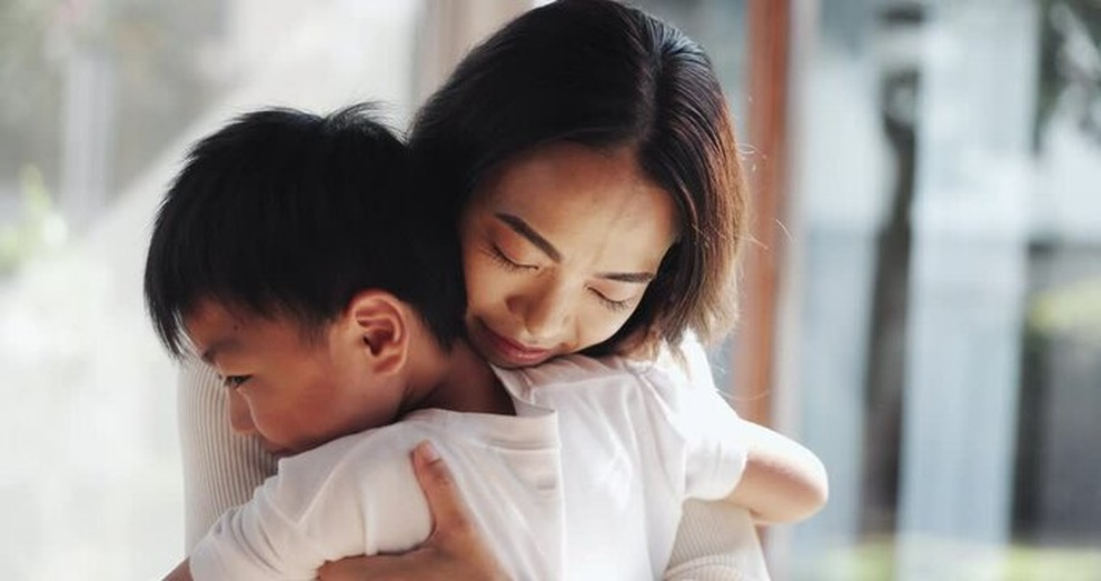 Con trai ôm khư khư chiếc hộp bạc, tôi bật khóc khi biết bí mật bên trong - 1