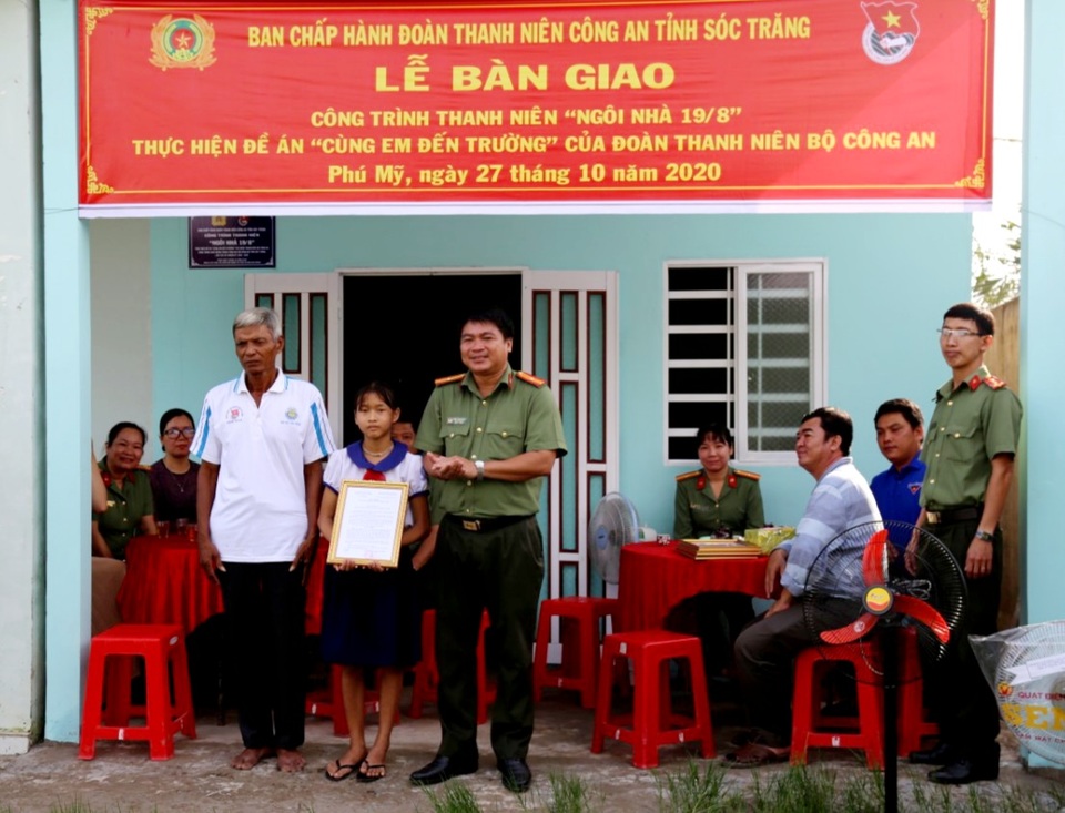 Sóc Trăng: Bàn giao nhà cho học sinh có hoàn cảnh khó khăn - 1 Sóc Trăng: Bàn giao nhà cho học sinh có hoàn cảnh khó khăn - 1