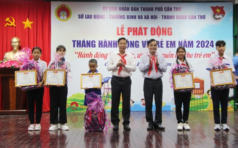 Lãnh đạo TP.Cần Thơ trao quà và giấy khen cho trẻ em có hoàn cảnh đặc biệt khó khăn.jpg Lãnh đạo TP.Cần Thơ trao quà và giấy khen cho trẻ em có hoàn cảnh đặc biệt khó khăn.jpg