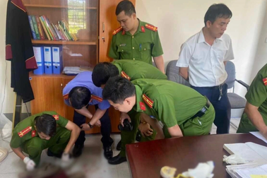 Vợ bị chồng đâm gục trong phiên hòa giải ly hôn