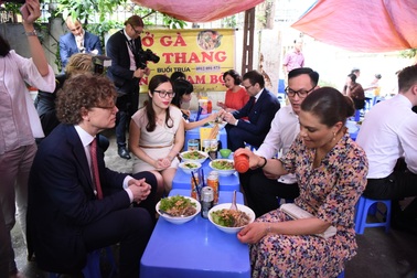 Quán bún bò đông khách gấp đôi sau chuyến thăm của công chúa Thụy Điển