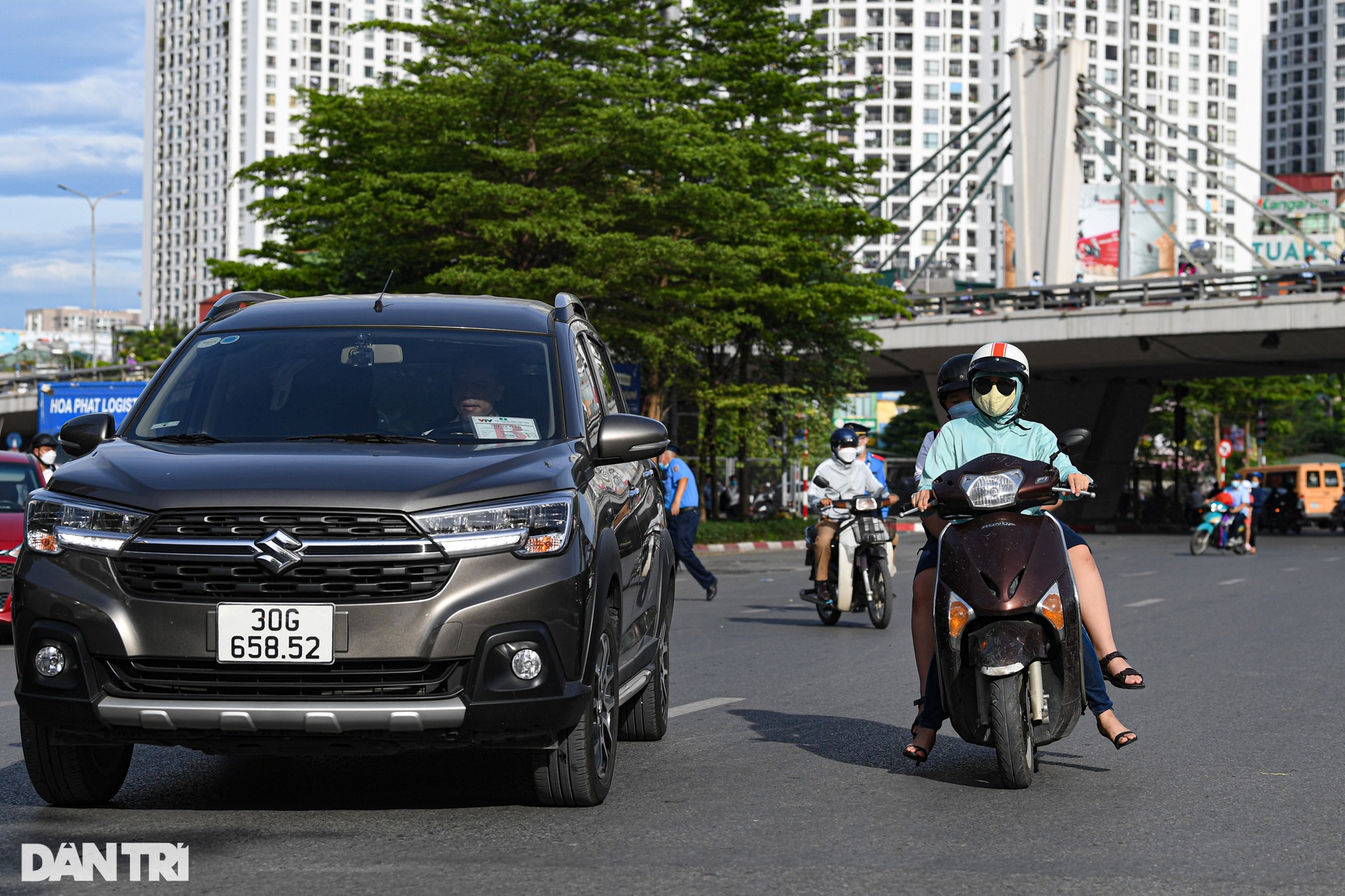 Lái xe ngơ ngác tìm lối đi ở nút giao ùn tắc nhất Hà Nội vừa phân luồng lại - 8 Lái xe ngơ ngác tìm lối đi ở nút giao ùn tắc nhất Hà Nội vừa phân luồng lại - 8