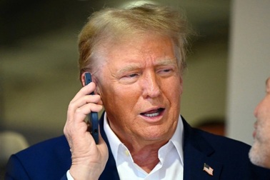 Thói quen sử dụng điện thoại của ông Trump gây lo ngại