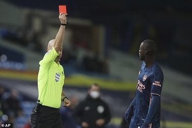 Bắt chước Zidane húc đầu, sao Arsenal bị dân mạng ném đá tơi bời