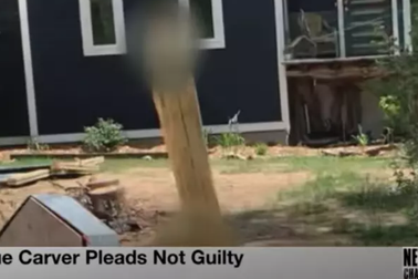 Bị bắt vì dựng "của quý" bằng gỗ khổng lồ ngay trước sân nhà