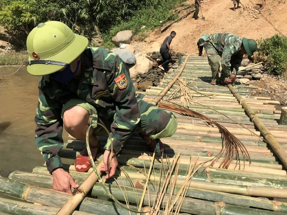 Chiến sĩ quân hàm xanh “tiếp sức” năm học mới cho học sinh nơi biên giới - 4 Chiến sĩ quân hàm xanh “tiếp sức” năm học mới cho học sinh nơi biên giới - 4
