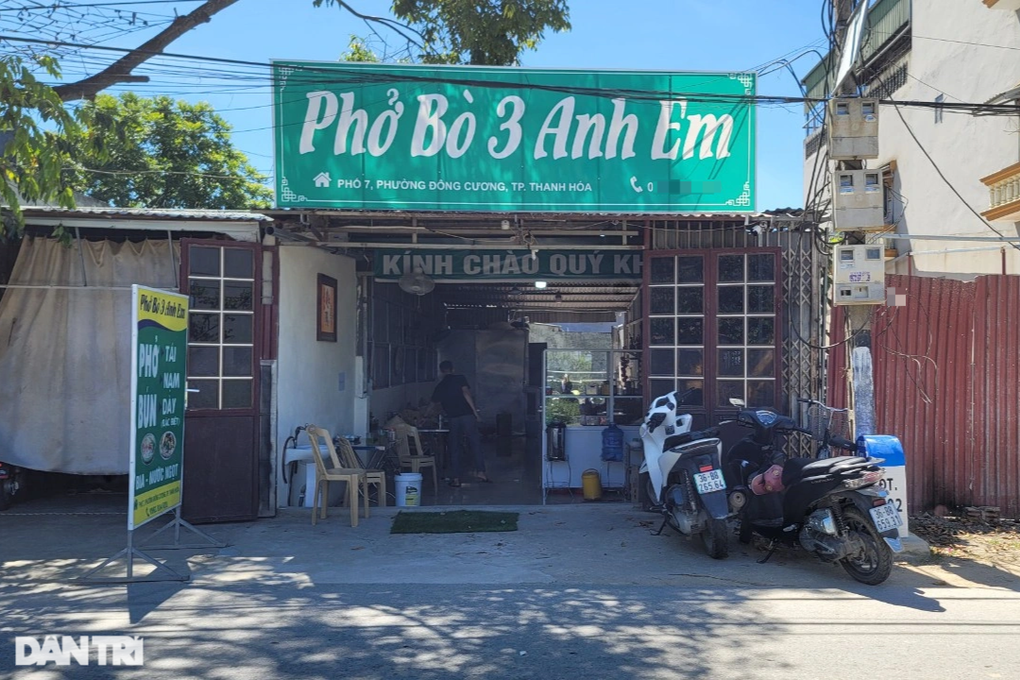 Chủ quán tốt bụng ở Thanh Hóa mời cậu bé nhặt ve chai ăn tô phở miễn phí - 2 Chủ quán tốt bụng ở Thanh Hóa mời cậu bé nhặt ve chai ăn tô phở miễn phí - 2