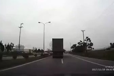 Xe máy và xe công-ten-nơ - Đâu là “hung thần” xa lộ?