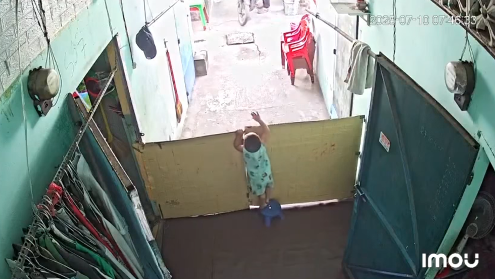 Clip “em bé lật đật chạy theo để chào tạm biệt ba” gây cảm động tuần qua