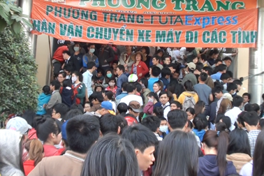 Hàng ngàn người chen nhau nghẹt thở mua vé xe Tết
