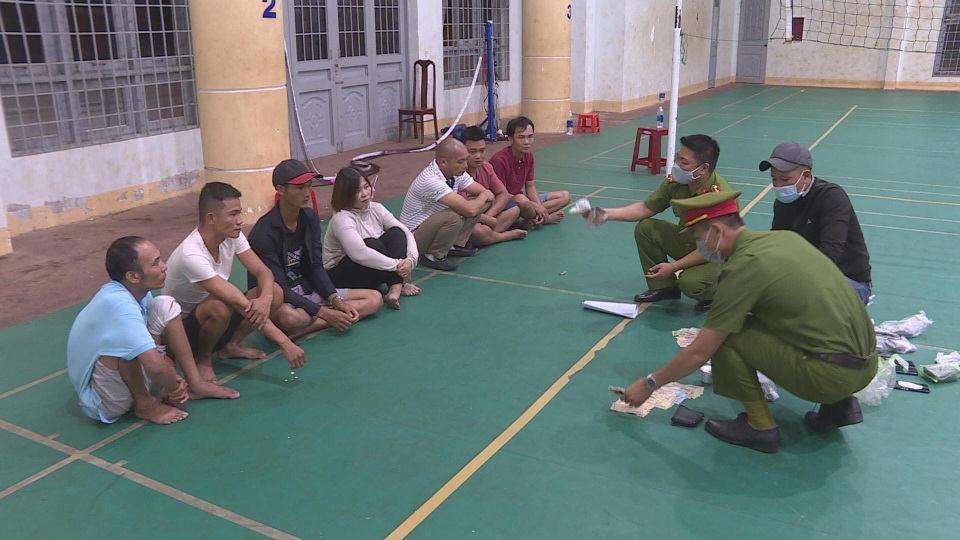 Bắt quả tang nhóm đánh bạc với hình thức xóc... vỏ hạt dưa ăn tiền - 1 Bắt quả tang nhóm đánh bạc với hình thức xóc... vỏ hạt dưa ăn tiền - 1