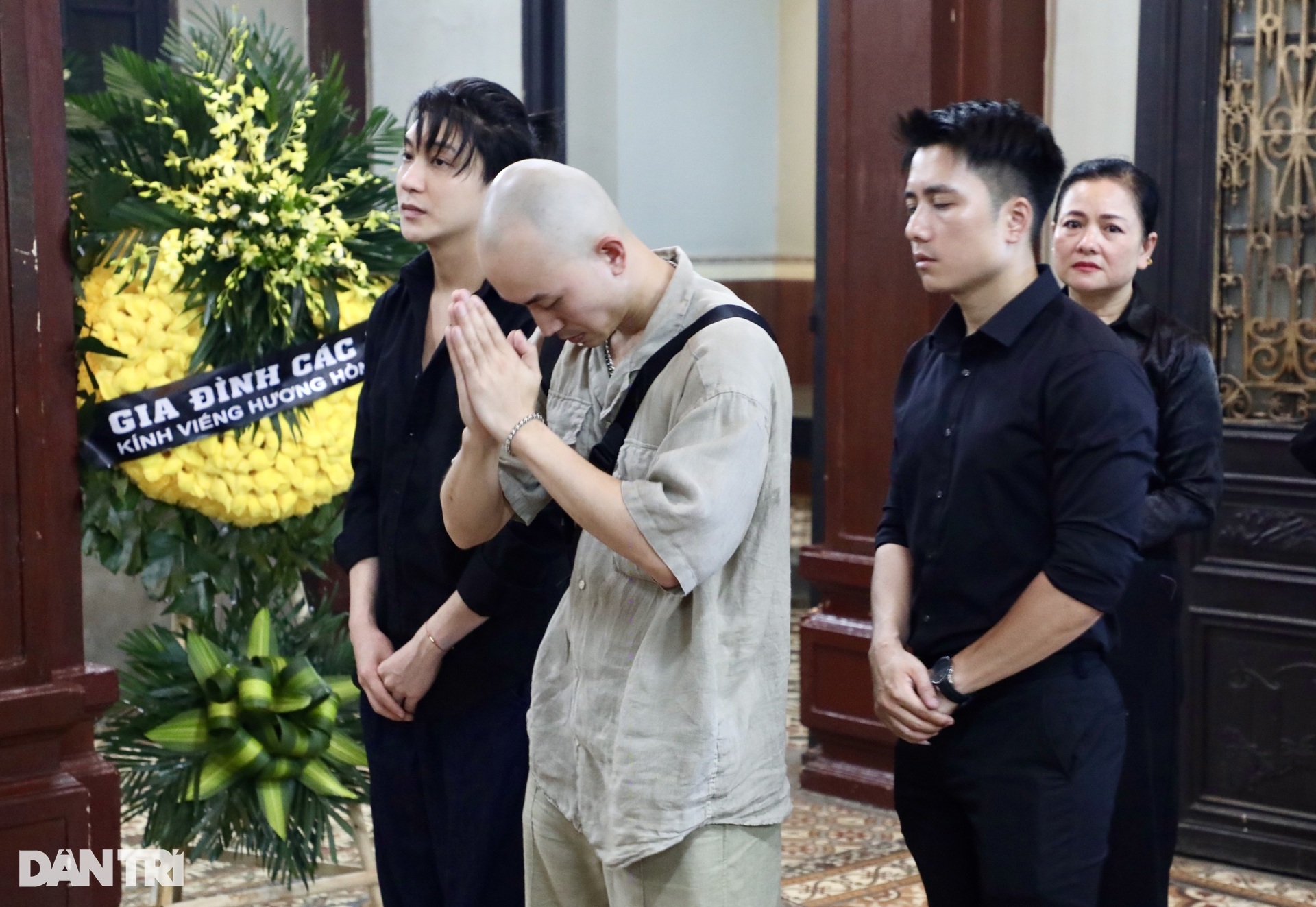 Thu Quế và đông đảo nghệ sĩ đến tiễn đưa đạo diễn Nguyễn Hữu Phần - 13 Thu Quế và đông đảo nghệ sĩ đến tiễn đưa đạo diễn Nguyễn Hữu Phần - 13