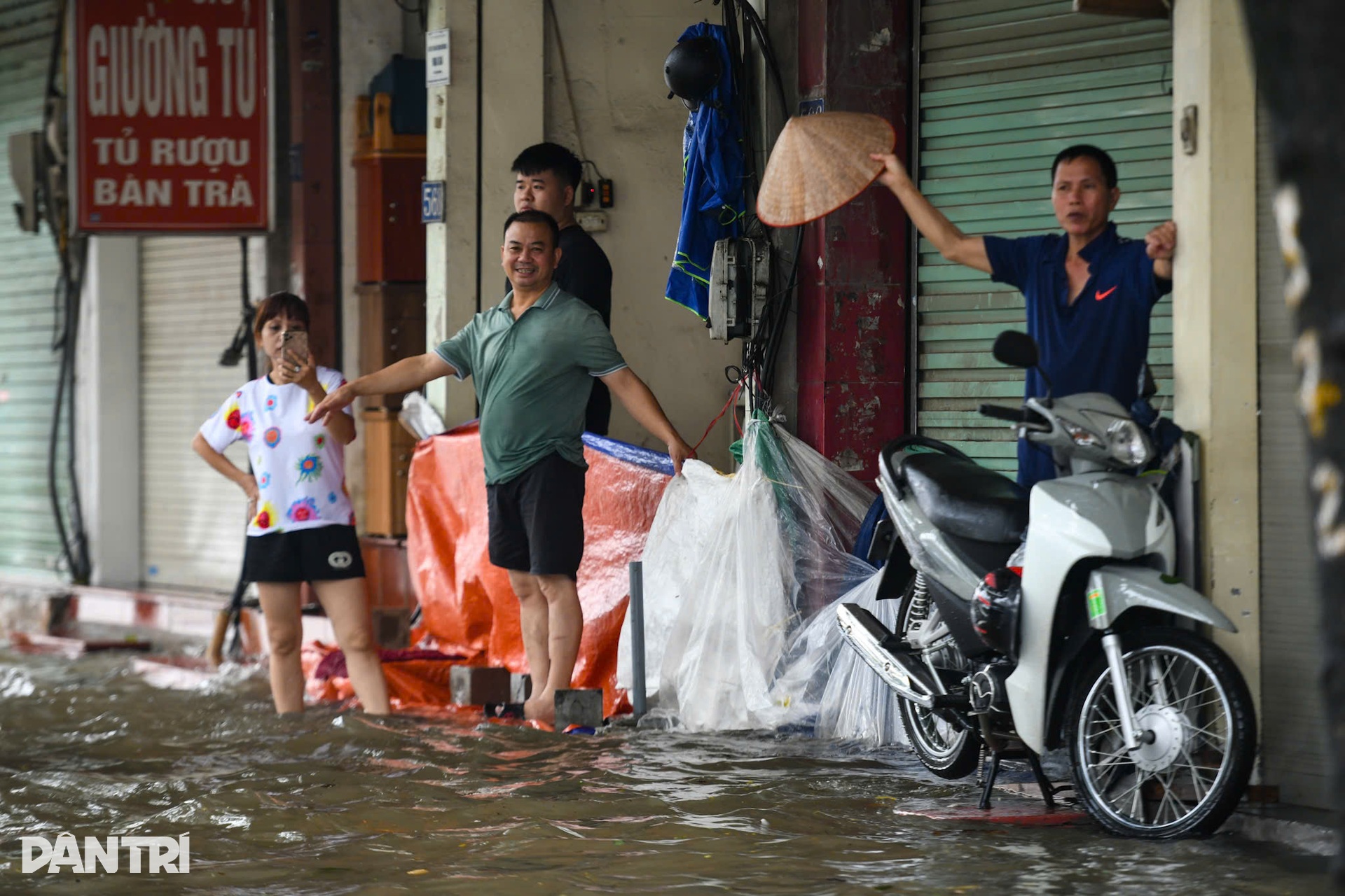 Muôn kiểu ứng phó mưa lớn, vượt ngập sâu của người Hà Nội - 11 Muôn kiểu ứng phó mưa lớn, vượt ngập sâu của người Hà Nội - 11
