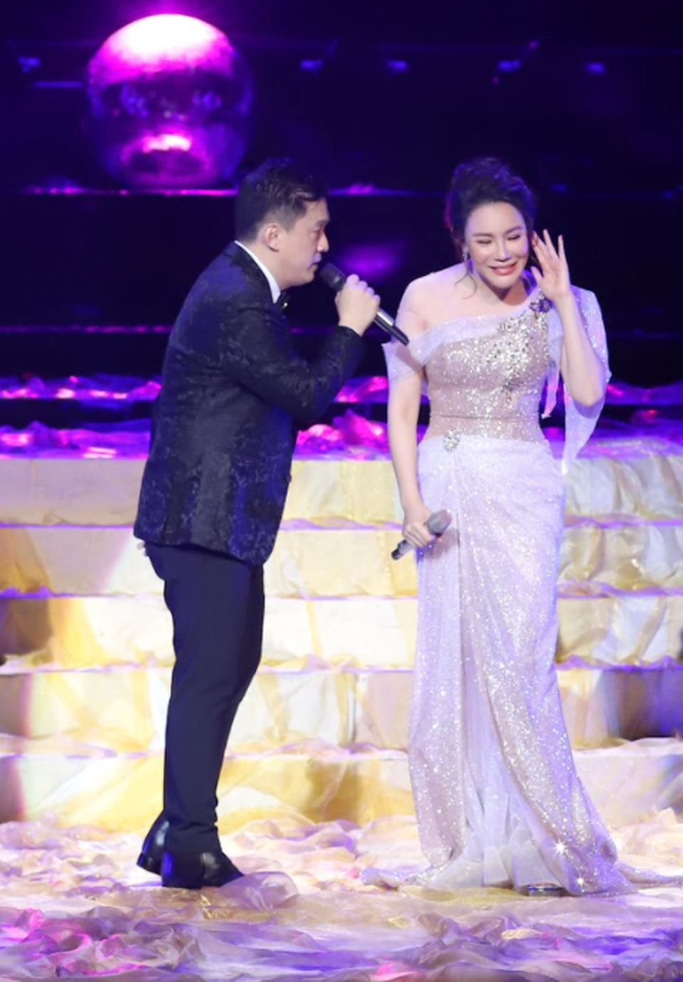 Hồ Quỳnh Hương biểu diễn trên sân khấu gây bất ngờ với khán giả Thủ đô - 2
