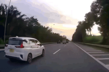 Tạt đầu VF 3 để chuyển làn trên cao tốc, chiếc Xpander bị đâm móp hông