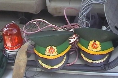 Bắt giữ xe ô tô chở vũ khí nóng, biển số xe không giấy phép