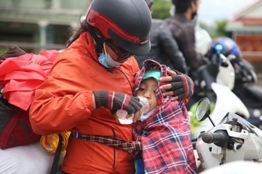 Nhiều trẻ nhỏ theo cha mẹ vượt hàng ngàn cây số hồi hương