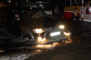 Mưa lớn, người Hà Nội lại... lội phố