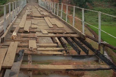 Bắt giam Phó phòng Kinh tế- Hạ tầng tham ô