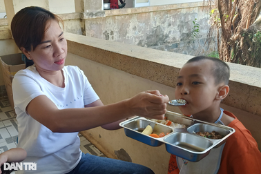 Những người lo cho "con người ta", "bố mẹ người ta" hơn người nhà mình