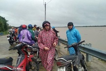 Trượt chân ngã xuống dòng nước lũ, 1 người đàn ông mất tích