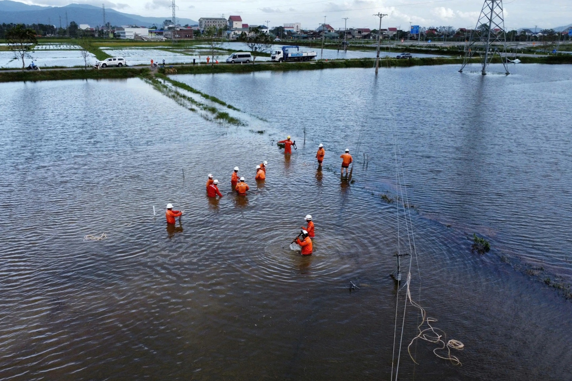 Những người nhện áo cam làm việc ngày đêm dọc miền Trung mùa mưa bão - 2