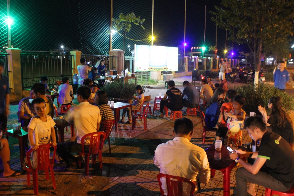 Xây nhà cho người nghèo từ những cốc nước chè vỉa hè - 1 Xây nhà cho người nghèo từ những cốc nước chè vỉa hè - 1