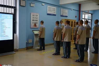 Cho tù nhân mua sắm trực tuyến, nhà tù Trung Quốc nhận cái kết bất ngờ!