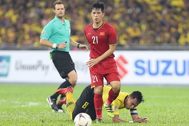 Đình Trọng phải hút dịch đầu gối để chữa chấn thương