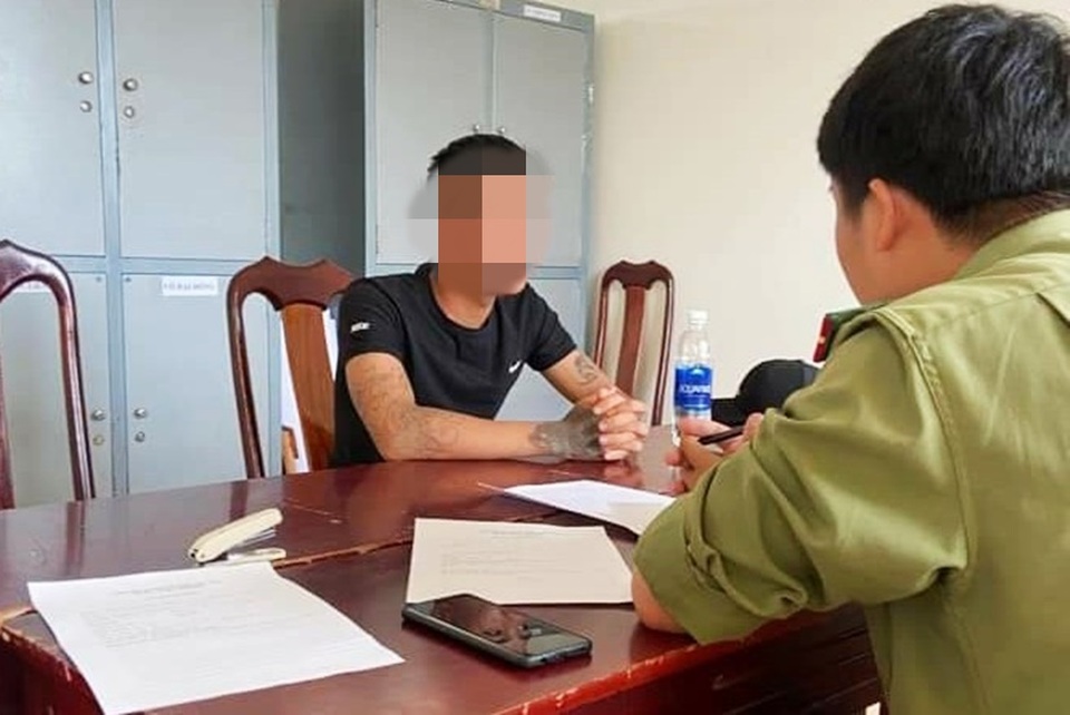Chửi bới, lăng mạ công an chờ dâng tiền mới làm căn cước công dân - 1 Chửi bới, lăng mạ công an chờ dâng tiền mới làm căn cước công dân - 1