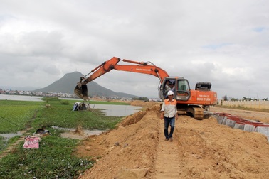 Vụ liên công trình gây ngập úng: Đang khẩn trương khơi dòng, tiêu thoát nước!