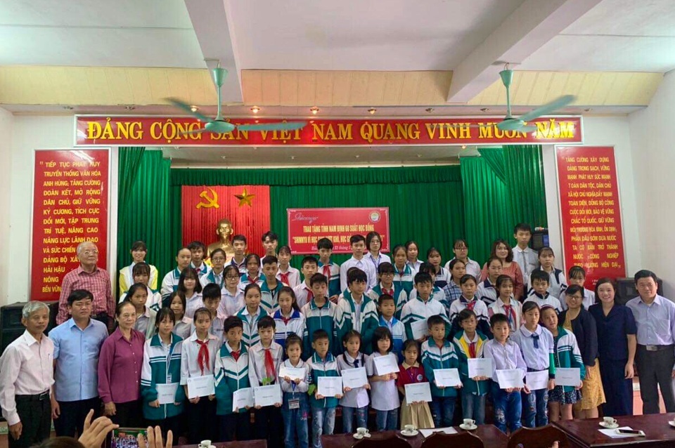 Quỹ Khuyến học Việt Nam trao học bổng học sinh, sinh viên vượt khó học giỏi - 8 Quỹ Khuyến học Việt Nam trao học bổng học sinh, sinh viên vượt khó học giỏi - 8