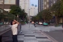 Thanh niên ném 3 bình nước 20 lít từ tầng 26 chung cư xuống đất ở TPHCM