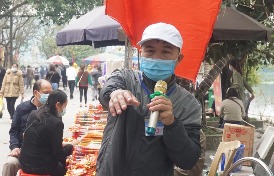 Du khách mang khẩu trang tấp nập đi cầu công danh sự nghiệp đầu năm - 7 Du khách mang khẩu trang tấp nập đi cầu công danh sự nghiệp đầu năm - 7