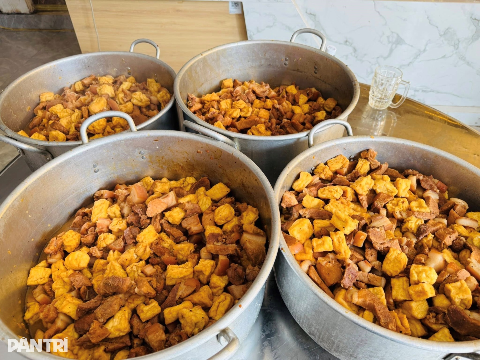 Nhà hàng nấu cơm miễn phí phục vụ bà con, tiếp sức đoàn thiện nguyện - 3 Nhà hàng nấu cơm miễn phí phục vụ bà con, tiếp sức đoàn thiện nguyện - 3