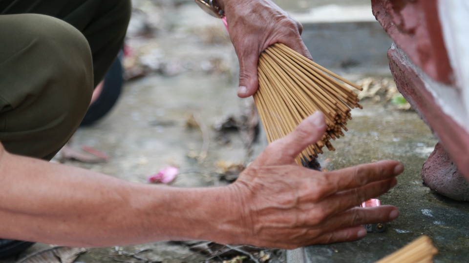Người lính già đi khắp đất nước thắp nhang mộ liệt sĩ - 8 Người lính già đi khắp đất nước thắp nhang mộ liệt sĩ - 8