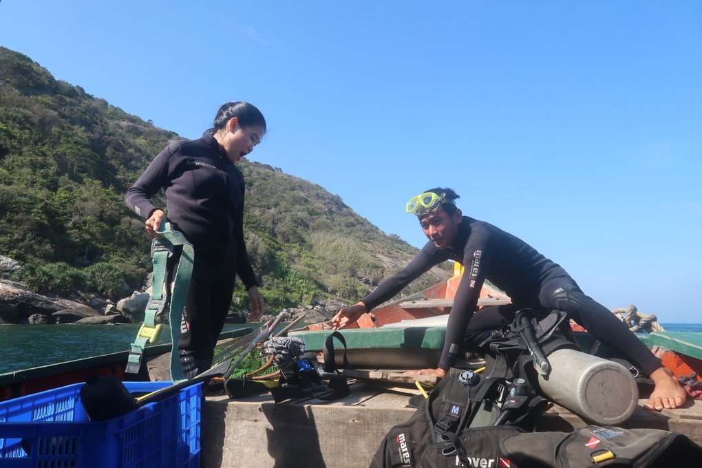Những người ăn cơm trên bờ, trồng rừng dưới đáy biển - 1 Những người ăn cơm trên bờ, trồng rừng dưới đáy biển - 1
