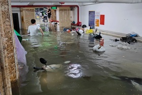 Hơn 60 xe máy chìm nghỉm trong hầm chung cư mini ở Hà Nội