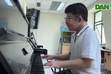 Tiếng đàn tuổi 20 của Bôm - con trai diễn viên Quốc Tuấn