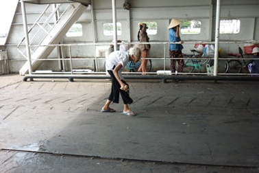 Cụ bà 80 tuổi nhặt rác “miễn phí” ở bến phà Cần Thơ