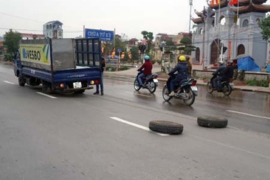 Xe tải văng hai bánh ra đường khi đang lưu thông