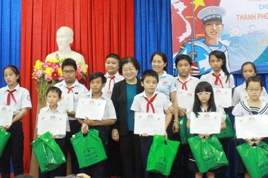 Khánh Hòa: Hàng trăm suất học bổng cho học sinh sau bão số 12