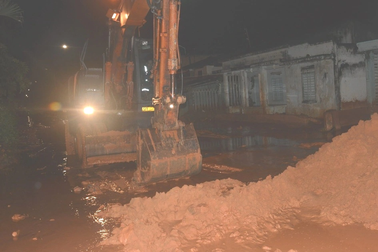 Trắng đêm khắc phục lũ cát tràn xuống khu dân cư
