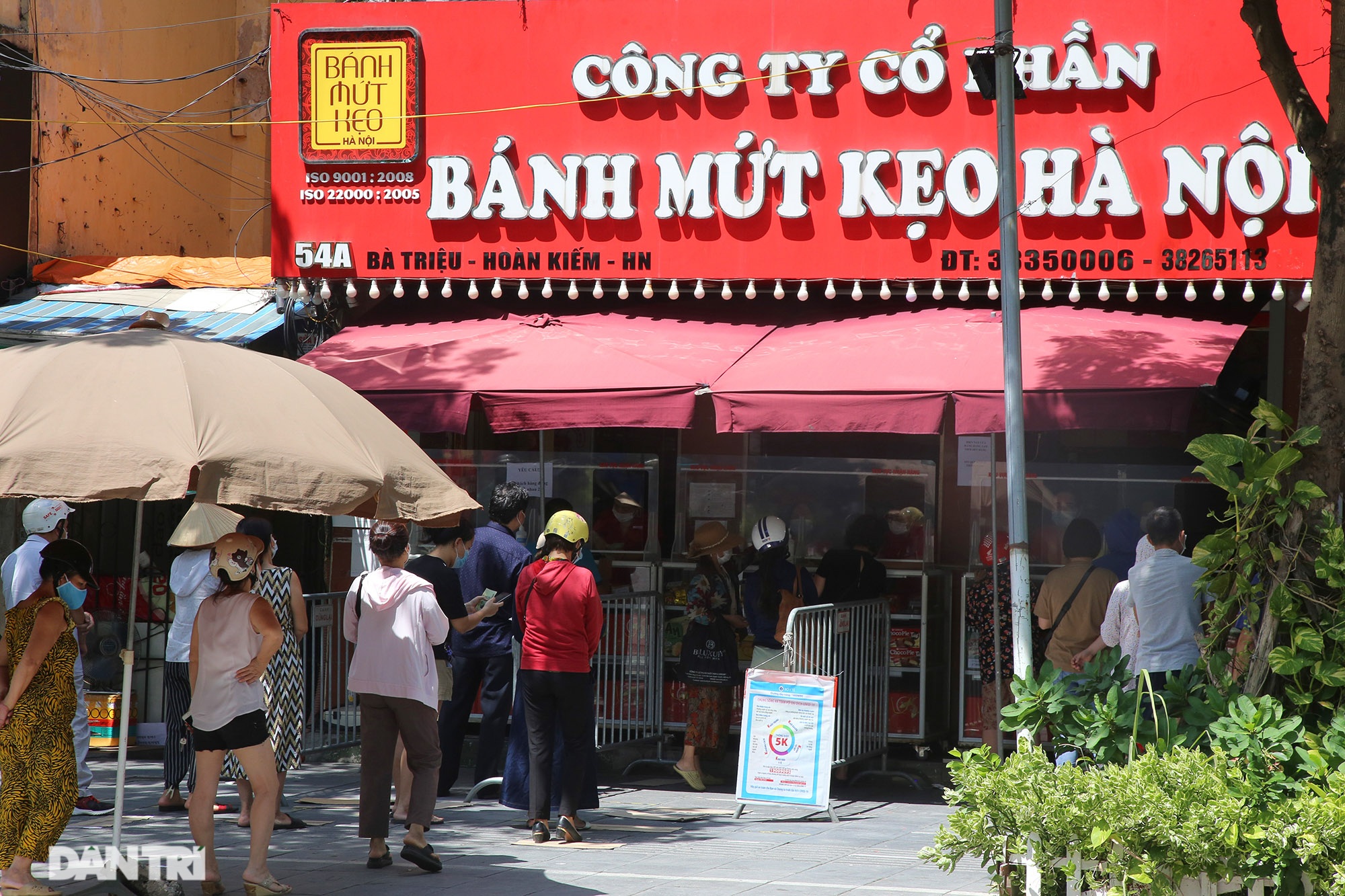 Xếp hàng dài chờ mua bánh trung thu trên phố Bà Triệu - 4 Xếp hàng dài chờ mua bánh trung thu trên phố Bà Triệu - 4