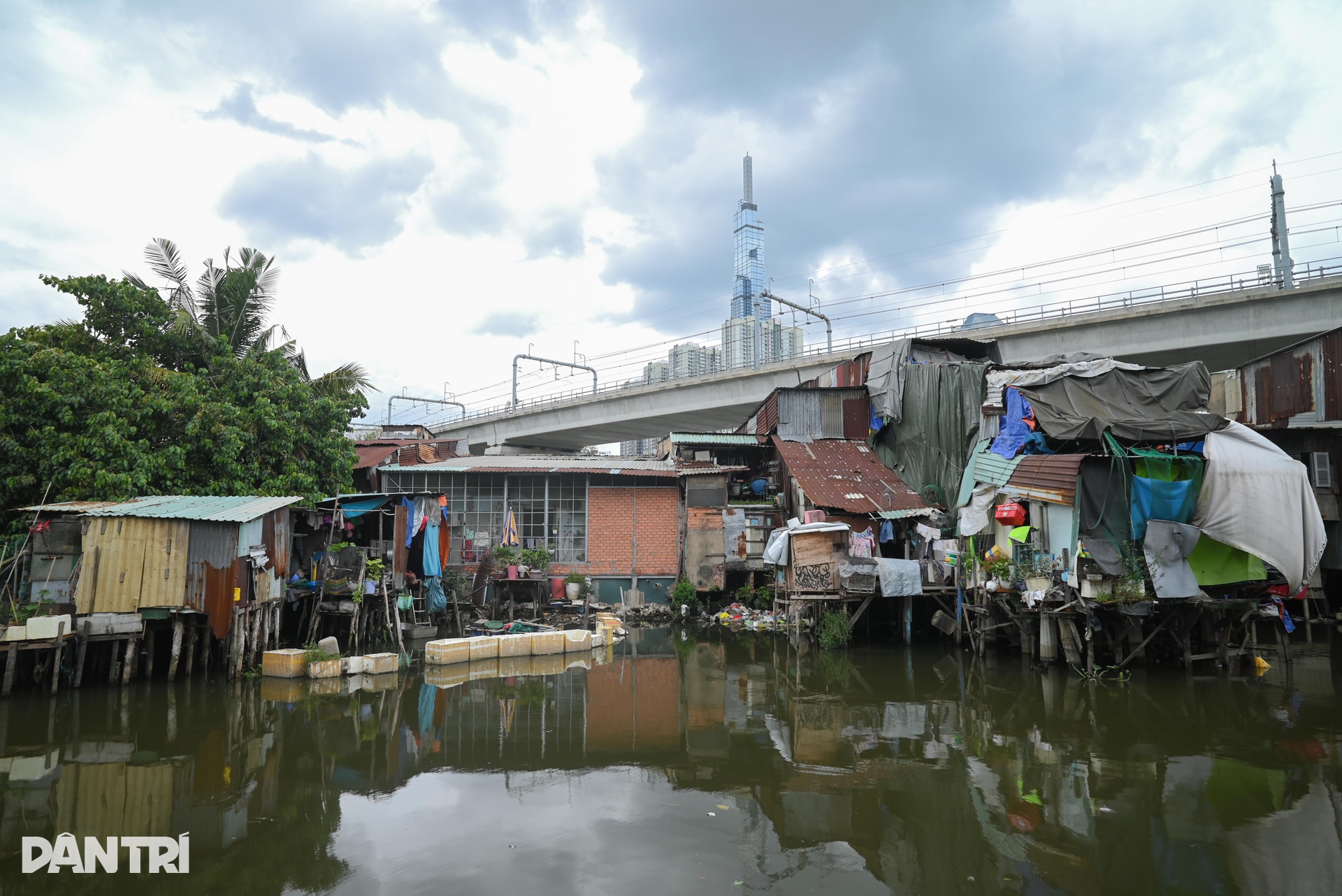 Rác thải ngập ngụa tại các căn nhà ven kênh ở TPHCM - 9 Rác thải ngập ngụa tại các căn nhà ven kênh ở TPHCM - 9